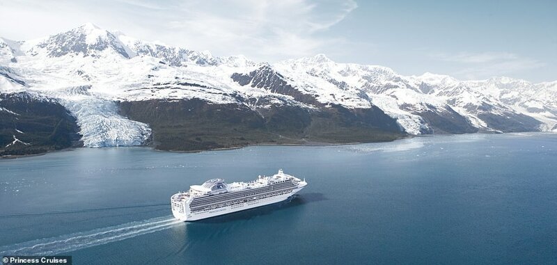 26. Судно Sapphire Princess идет по фьорду на Аляске, пока пассажиры любуются захватывающим видом на ледник. В этих местах насчитывается более десятка крупных ледников, окруженных снежными вершинами