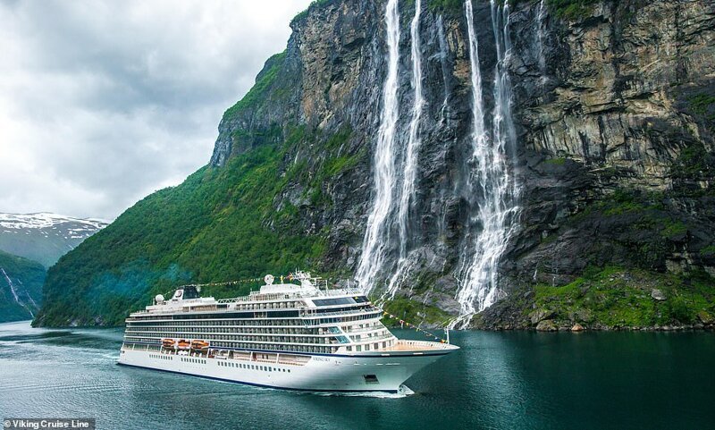 27. Один из способов приблизиться к величественному водопаду Семь Сестёр в Норвегии - совершить круиз. На фото - вездесущий лайнер Viking Sky