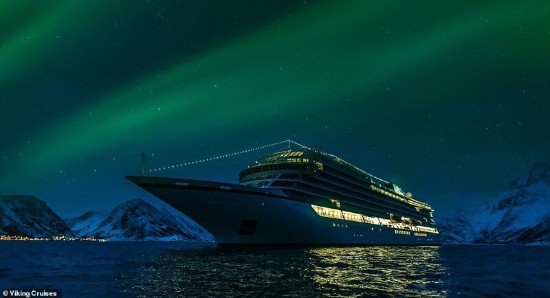 12. Пассажиры на борту Viking Sky наблюдают магию северного сияния во время круиза по Северной Норвегии