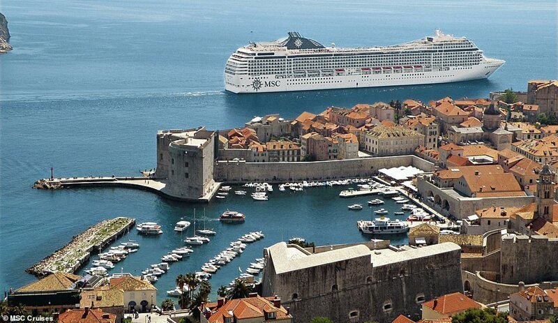 23. MSC Musica, огромный 16-палубный лайнер с 3000 пассажиров, проплывает мимо города Дубровник в Хорватии