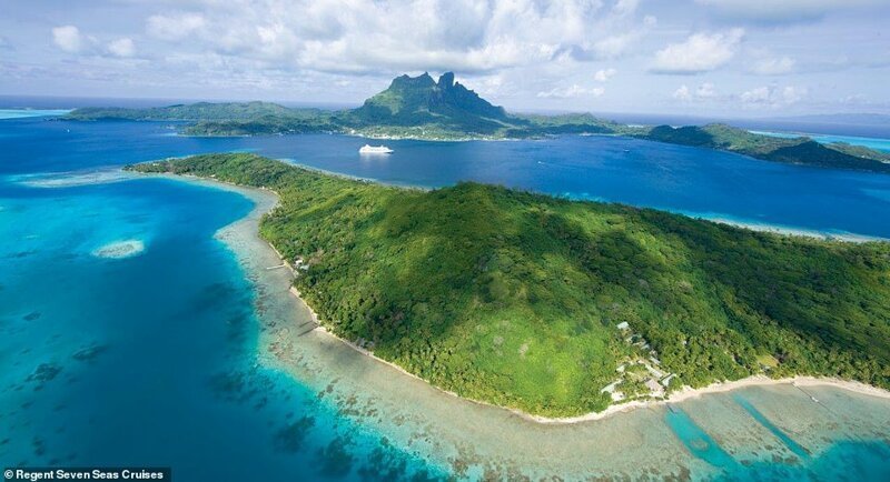 7. Небольшой лайнер компании Regent Seven Seas Cruises для 700 пассажиров проплывает через острова Таити