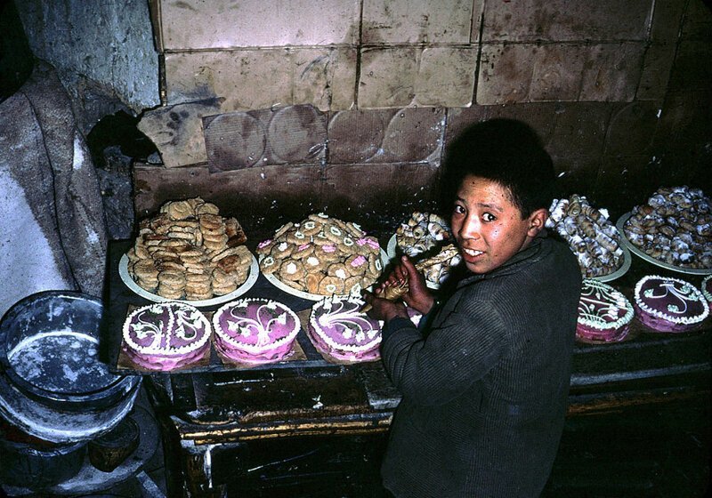 Афганский мальчик украшает торты
