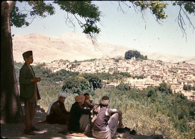 Мужчины отдыхают в тени с видом на Исталиф - многовековой центр керамики