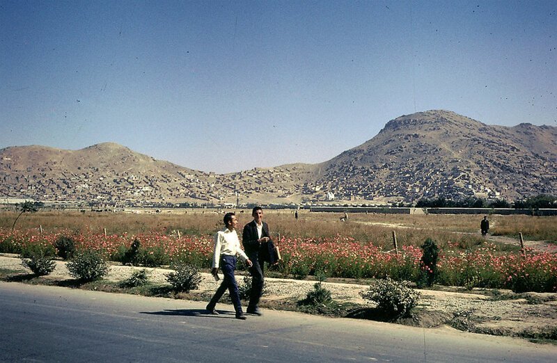 Молодые афганцы на фоне впечатляющих пейзажей