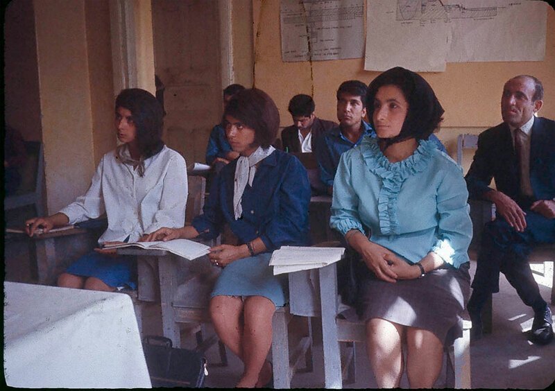 Студенты Высшего педагогического колледжа Кабула, в котором два года проработал профессор Уильям Подлич