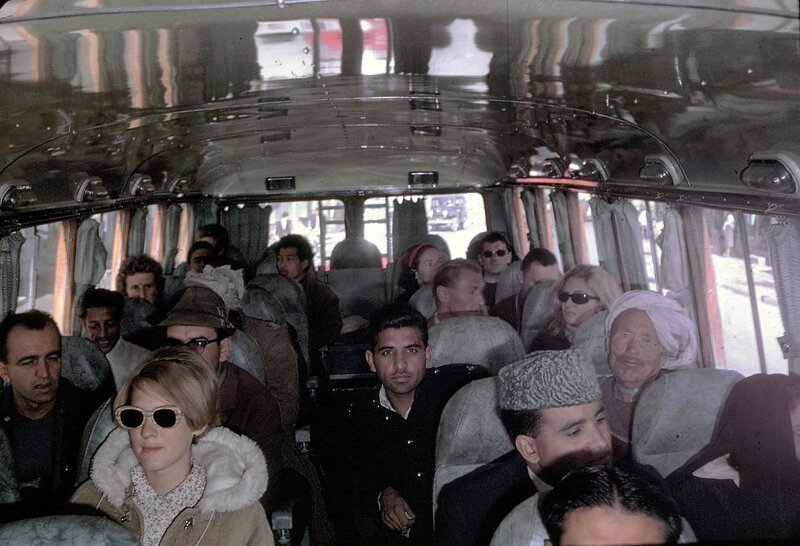 Пег Подлич, в темных очках, едет с семьей на автобусе из Кабула в Пешавар в Пакистане