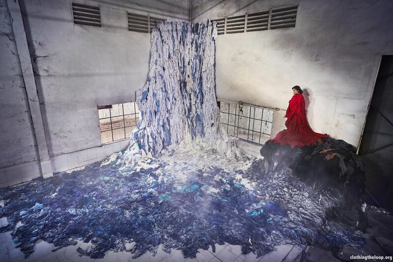 Этот водопад сделан из тысяч использованных рубашек. Инсталляция подчеркивает тот факт, что для изготовления одной футболки из хлопка требуется 2500 л воды