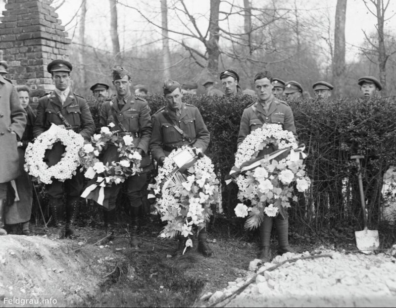 Британские пилоты с венками во время похорон Манфреда фон Рихтгофена, апрель 1918 года.