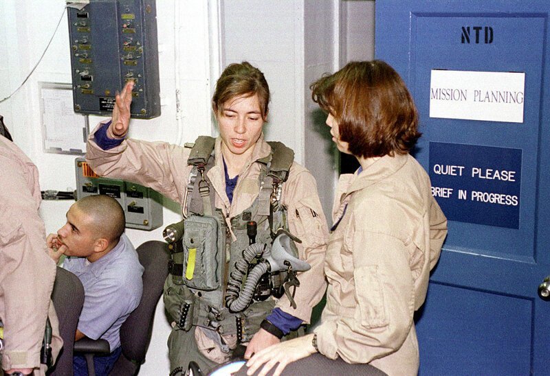 Две женщины-пилота F / A-18C Hornet на борту USS Enterprise обсуждают результаты их ночной бомбардировки Багдада 17 декабря 1998 года во время операции «Лис пустыни»