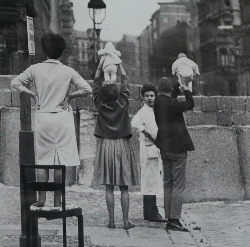 Жители Западного Берлина показывают детей своим бабушке и дедушке, которые проживают на восточной стороне, 1961 