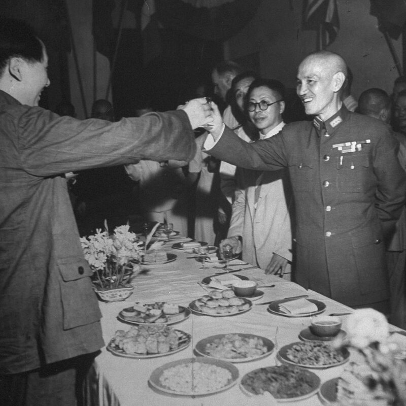 Мао Цзэдун и Чан Кайши тостят в честь капитуляции Японии - Чунцин, сентябрь 1945 г. 