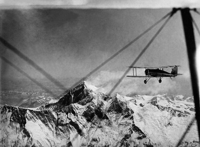 Пилот ВВС Дуглас «Лорд Клайдсдейл» Дуглас-Гамильтон возглавляет первую воздушную экспедицию на Mt. Эверест, 3 апреля 1933 г. 