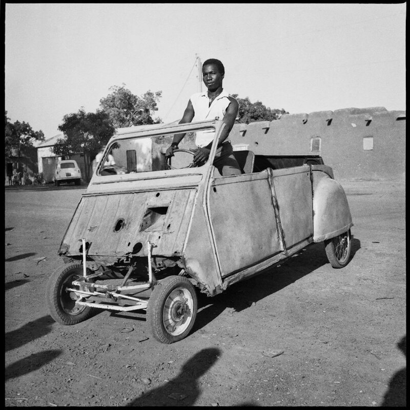 Молодой человек в своем Citroen 2CV Bricoleé, Бобо-Диуласо, Буркина-Фасо, 1968 