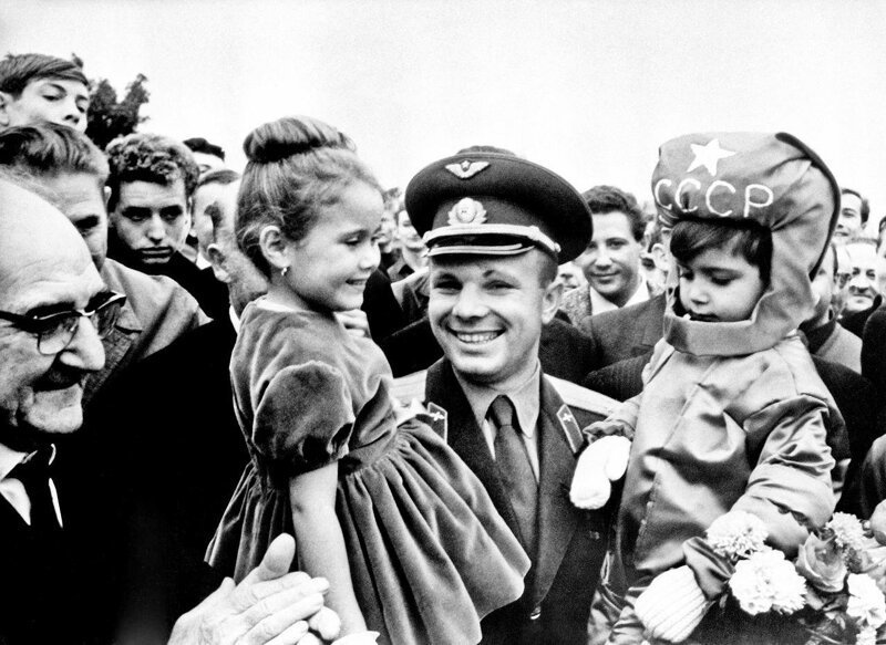 Юрий Гагарин во время своего визита во Францию, 1963 год. 
