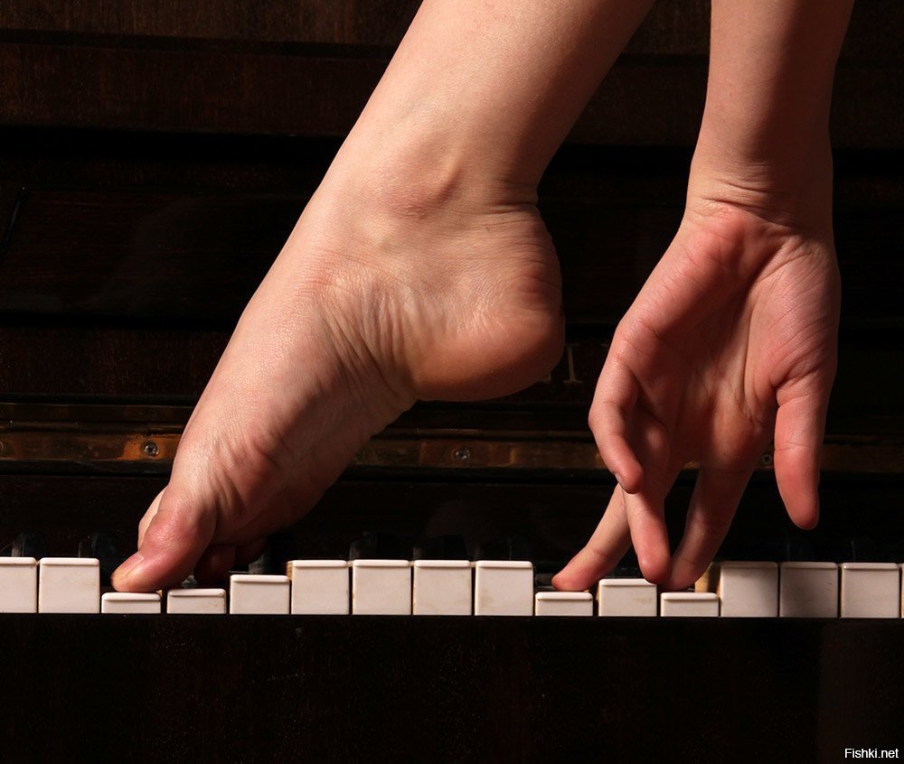 Снимаю с клавиши рояль. Руки на клавишах пианино. Ноги на клавишах. Женские руки на клавишах. Ножки девушки на клавишах пианино.