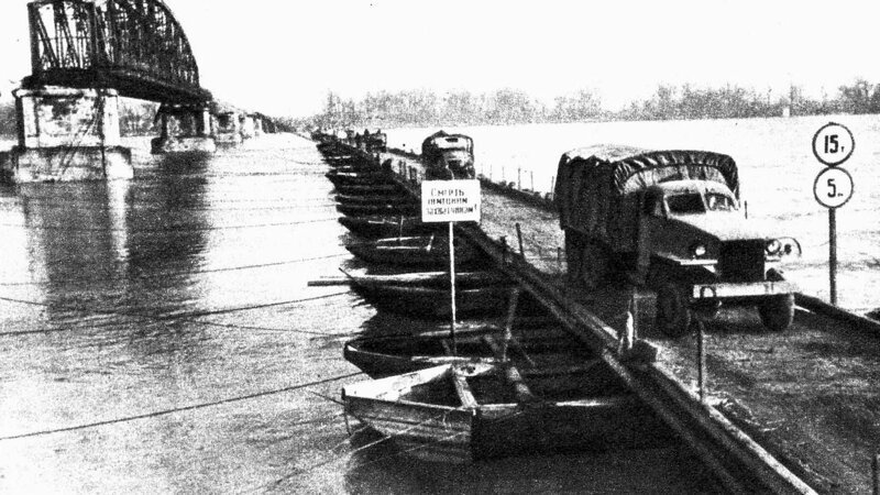 Переброска автотехники по деревянному наплавному мосту через Дунай. Март 1945 года