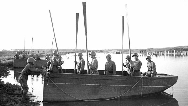 Носовой полупонтон с командой из семи понтонёров, вооруженных веслами (фото С. Фридлянда)