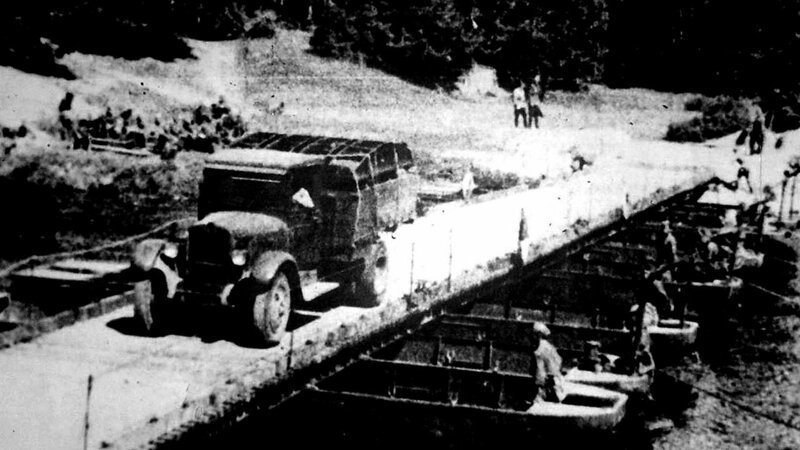 Войсковой наплавной мост, собранный из комплекта тяжелого парка Н2П