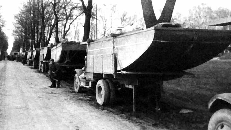 Бортовые грузовики ЗИС-5 с понтонами модернизированного парка Н2П-45. 1945 год
