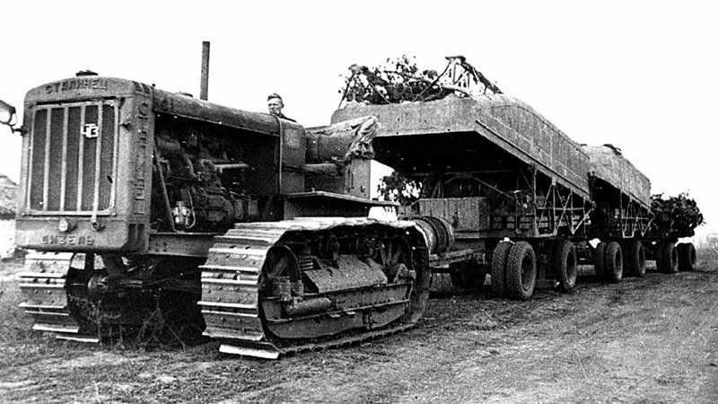 Челябинский трактор С-65 «Сталинец» с имуществом парка Н2П-41 на трёх прицепах