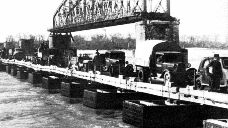 Колонна автотехники при форсировании Дуная по деревянному мосту ДМП-42. Весна 1945 года