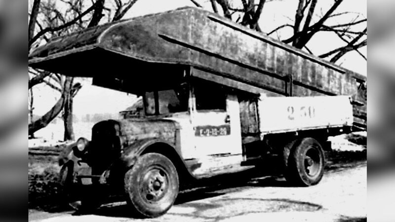 Носовой понтон тяжелого парка ТМП в кузове обычного грузовика ЗИС-5