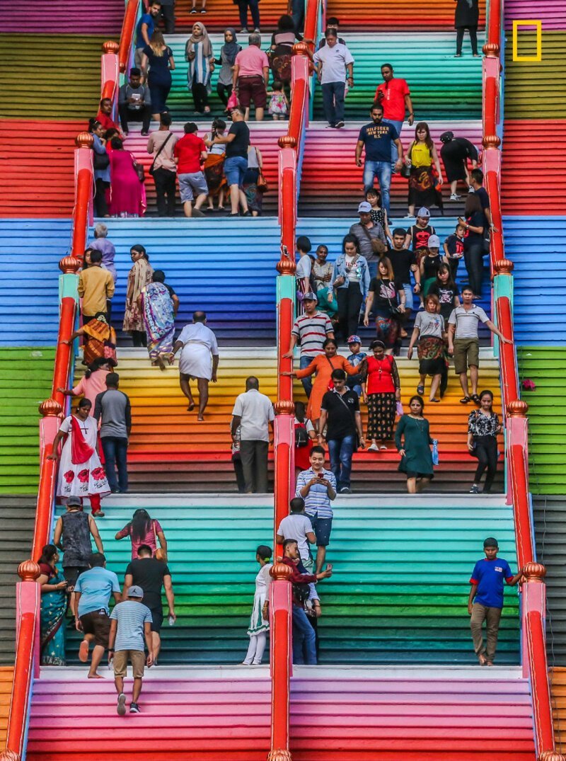"Посетители на лестнице из 272 ступеней, которая ведет в пещеры Бату и храм в Куала-Лумпуре"