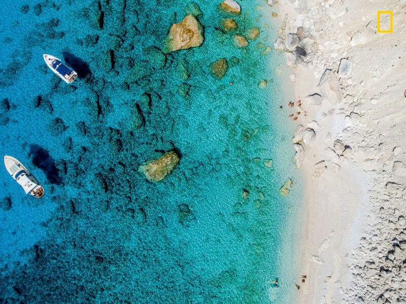 "Пляж Аспири на греческом острове Отони, фото с дрона"