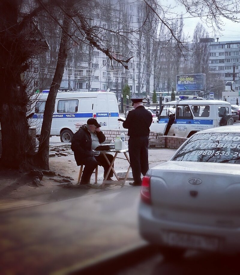 В Воронеже приехал аж целый наряд полиции, чтобы оштрафовать деда, продающего молоко