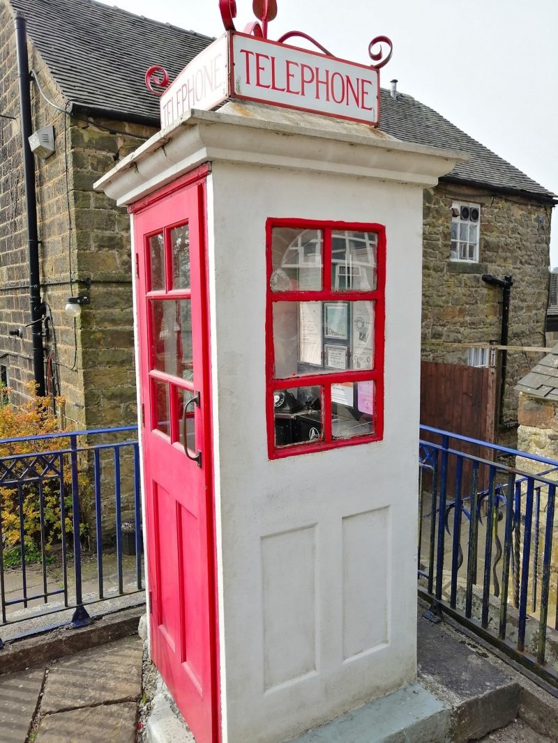 Телефонная будка модели К1. Эта самая первая английская телефонная будка. Она сделана из бетона, выпуск этой модели начался в 1921 году.