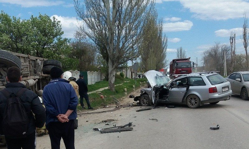 Авария дня.  В Крыму Ауди столкнулась с грузовиком