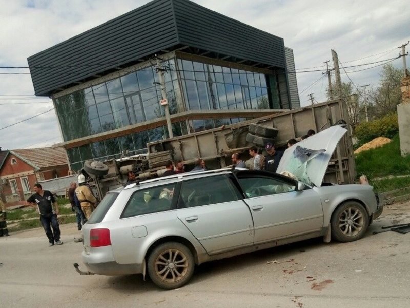 Авария дня.  В Крыму Ауди столкнулась с грузовиком