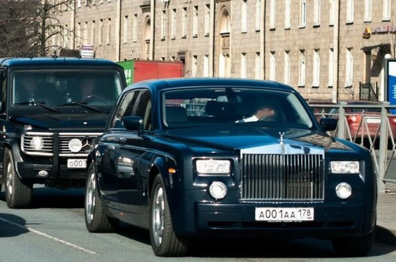 В Петербурге полицейские задержали кортеж с участием Rolls-Royce, но вскоре всех отпустили