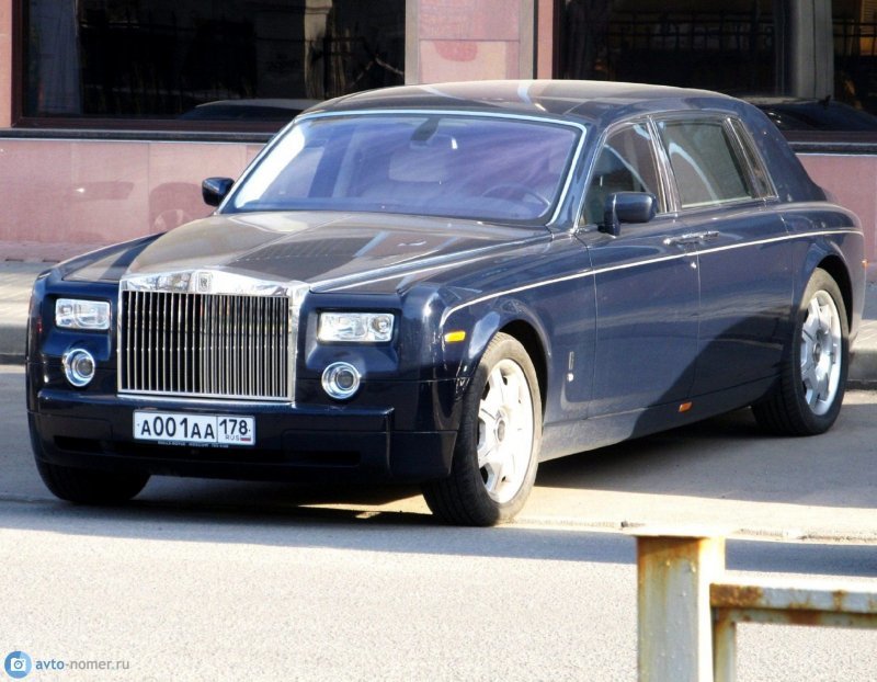 В Петербурге полицейские задержали кортеж с участием Rolls-Royce, но вскоре всех отпустили