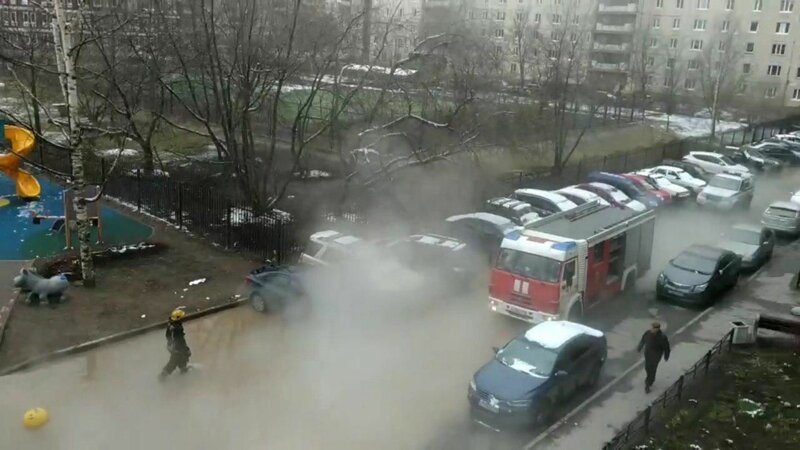 Прорыв трубы на улице Десантников (11 апреля)