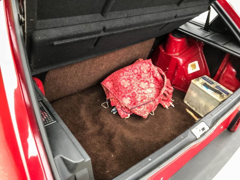 Ковер багажника также коричневый. На полу лежат тканевые чехлы, которыми были покрыты сиденья