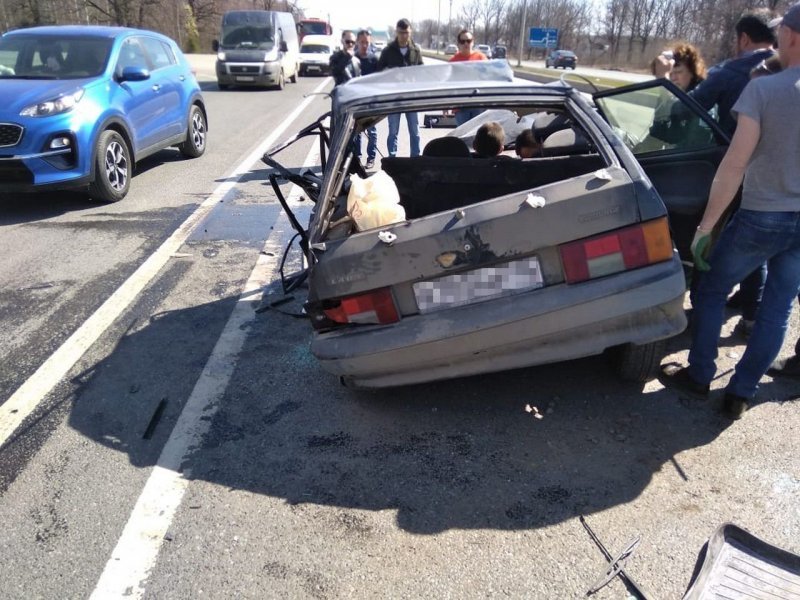 В Татарстане водитель и пассажиры ВАЗа чудом выжили в страшной аварии