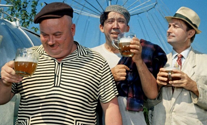 5. Георгий Вицин был убеждённым трезвенником и единственный раз попробовал пиво на съёмках "Кавказской пленницы" в знаменитой сцене "Жить, как говорится, хорошо!"