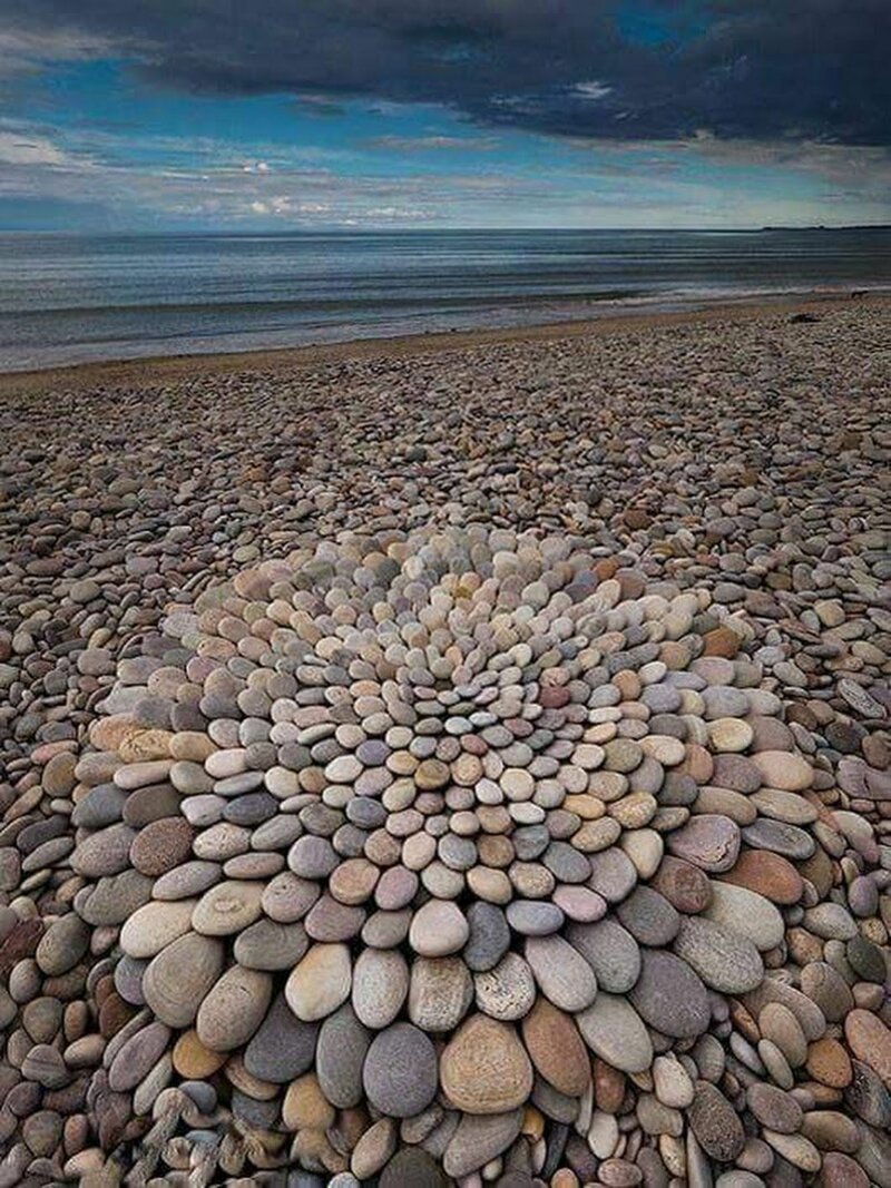 красивые камушки на море