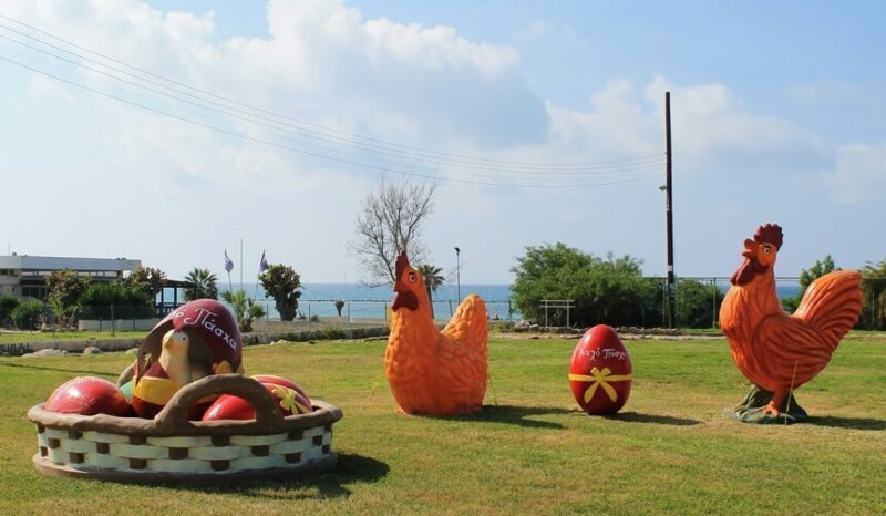 На Кипре кроликами и огромными пасхальными яйцами украшают улицы городов и деревень: