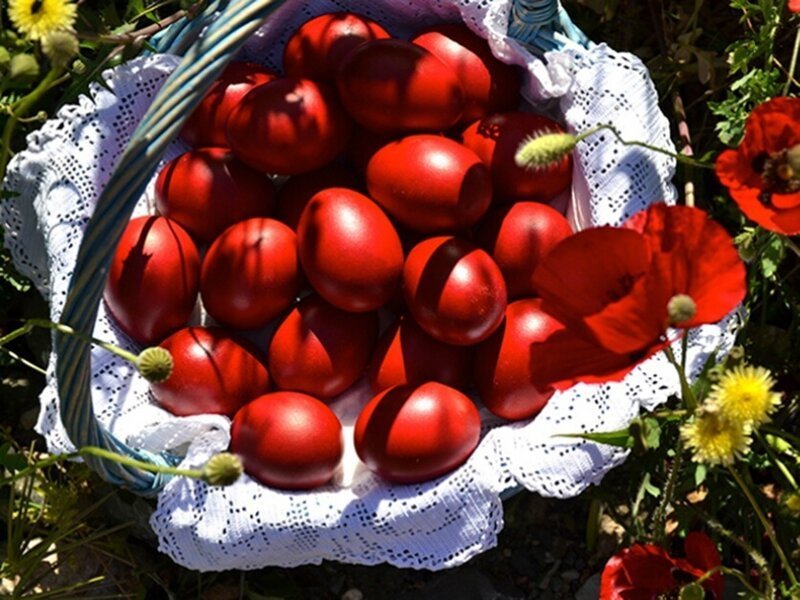 В некоторых деревнях Лимассола (Пахна, Вуни, Килани, Пера Педи, Мандрия, Тримиклини и других) в Великий Четверг замешивают знаменитые на Кипре арктены. Также в этот день принято красить яйца.