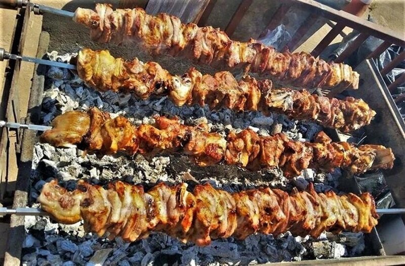 Традиционно на Кипре в этот день готовят барашка на вертеле, жарят сувлу или запекают клефтико в духовке. 