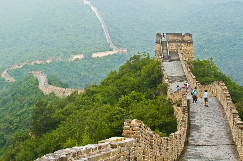 Подъемы и спуски Великой Китайской стены очень крутые.