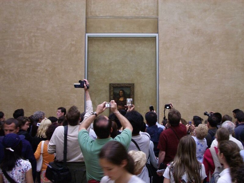 Самая знаменитая картина в мире — «Мона Лиза» Леонардо да Винчи, которая находится в Лувре (Париж, Франция), — на самом деле очень маленькая по размеру.