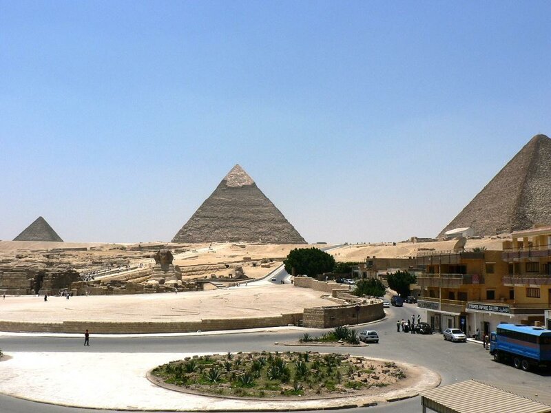 Пирамиды в Гизе (Египет) имеют в своей непосредственной близости рестораны быстрого питания Pizza Hut и KFC, а также свалку мусора.