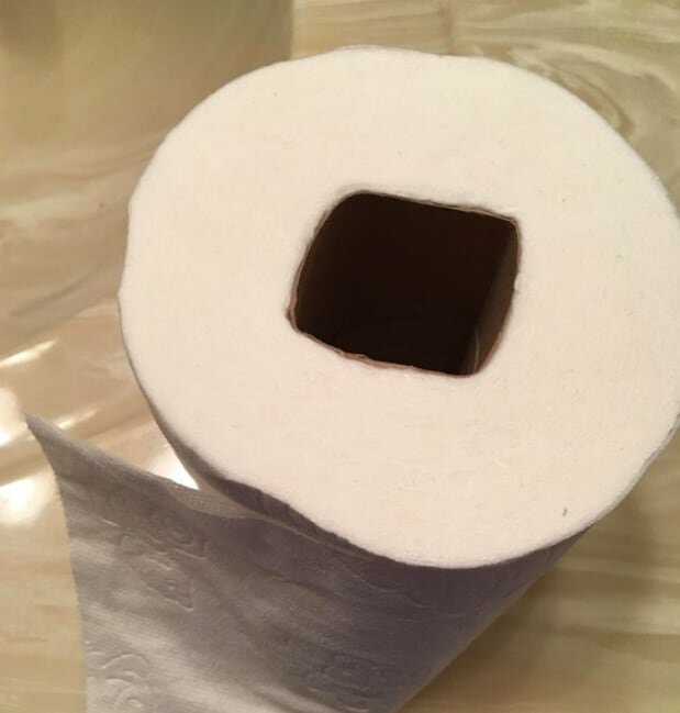 Квадратный рулон туалетной бумаги