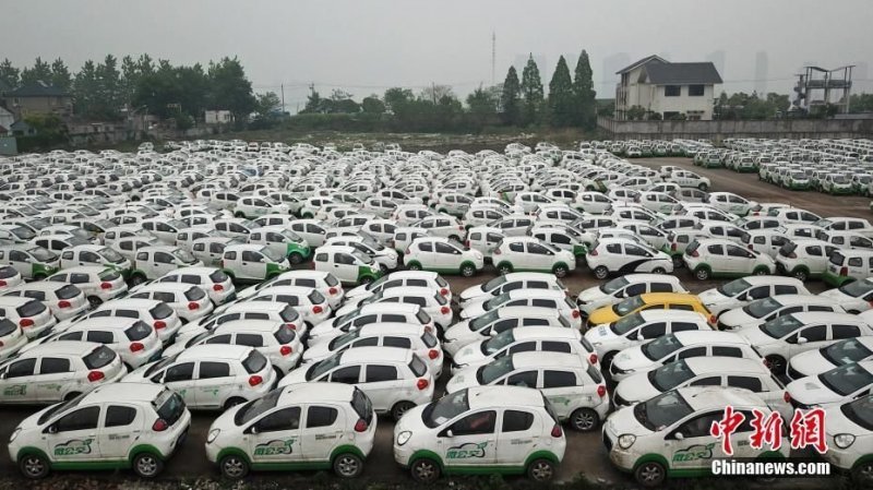 Площадка в Китае, где ржавеют сотни прокатных электромобилей