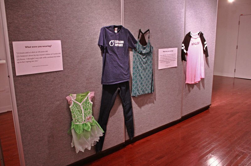Жуткая выставка: жертвы изнасилования показали, во что были одеты в день преступления