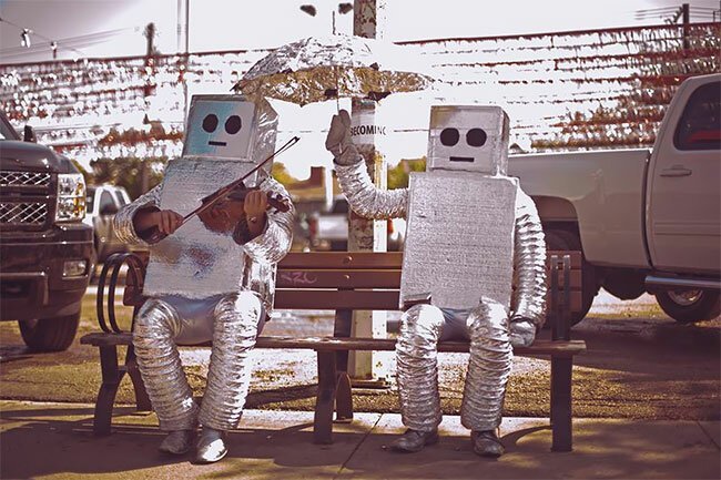Своя атмосфера: уличные музыканты-роботы круто сыграли Daft Punk