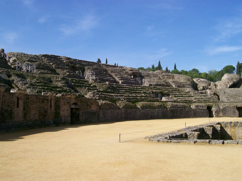 14. Кусочек Римской империи в Испании - арена гладиаторов, окруженная руинами